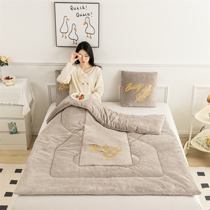 91家纺网 家纺一手货源 找家纺 哩哩熊 2025新款抱枕被子两用加厚二合一汽车载枕头办公室午睡毯子冬天靠枕-羽叶 羽叶-奶茶咖