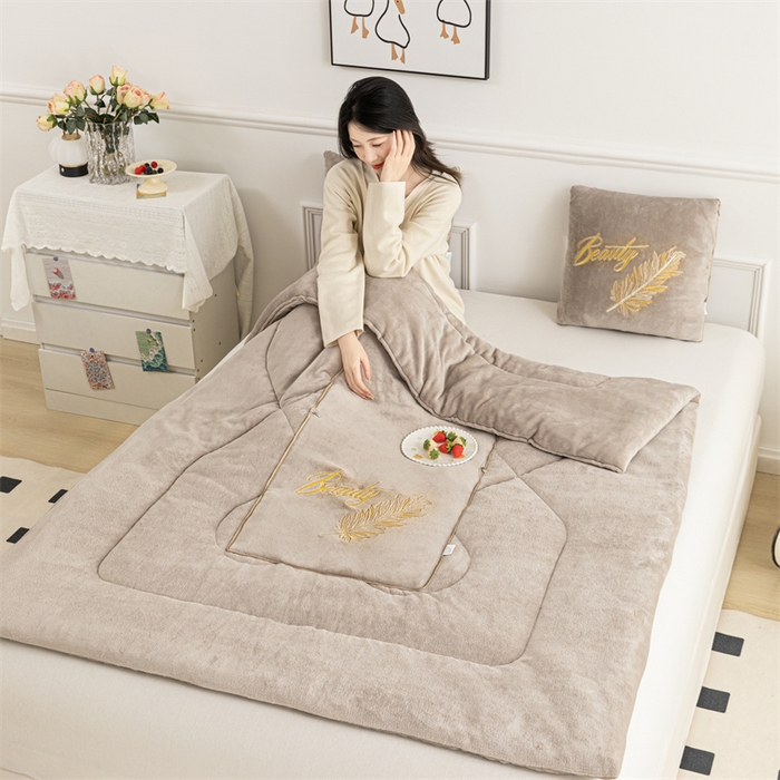 91家纺网 家纺一手货源 找家纺 哩哩熊 2025新款抱枕被子两用加厚二合一汽车载枕头办公室午睡毯子冬天靠枕-羽叶 羽叶-奶茶咖