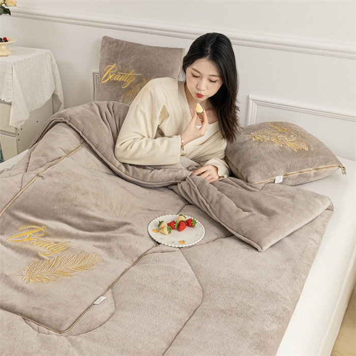 91家纺网 家纺一手货源 找家纺 哩哩熊 2025新款抱枕被子两用加厚二合一汽车载枕头办公室午睡毯子冬天靠枕-羽叶 羽叶-奶茶咖