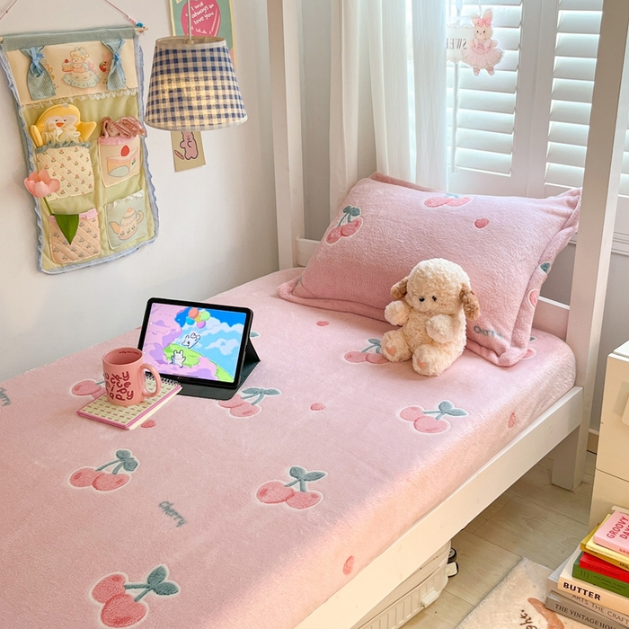 91家纺网 家纺一手货源 找家纺 川悦生活 2025新款雪花绒宿舍单床笠 床笠桃心爱语