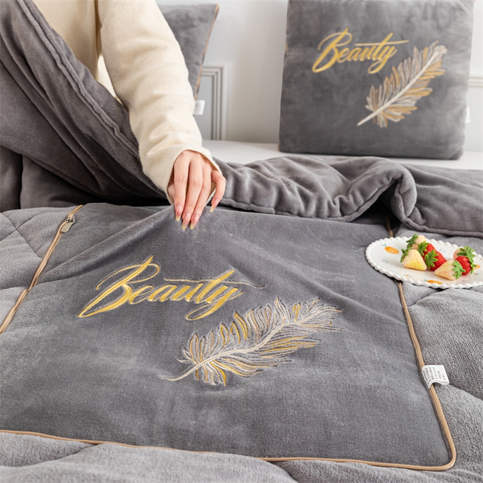 91家纺网 家纺一手货源 找家纺 哩哩熊 2025新款抱枕被子两用加厚二合一汽车载枕头办公室午睡毯子冬天靠枕-羽叶 羽叶-烟灰