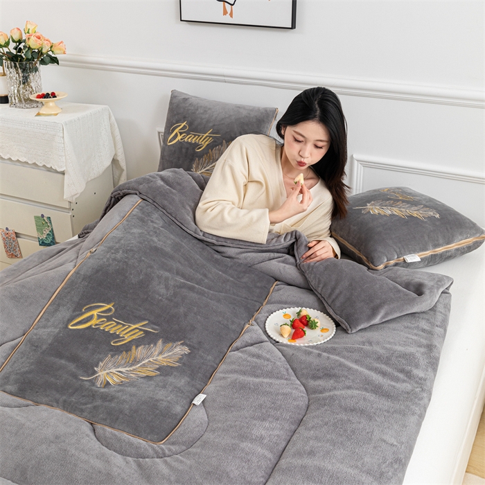 91家纺网 家纺一手货源 找家纺 哩哩熊 2025新款抱枕被子两用加厚二合一汽车载枕头办公室午睡毯子冬天靠枕-羽叶 羽叶-烟灰