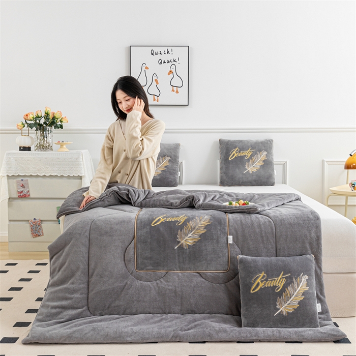 91家纺网 家纺一手货源 找家纺 哩哩熊 2025新款抱枕被子两用加厚二合一汽车载枕头办公室午睡毯子冬天靠枕-羽叶 羽叶-烟灰