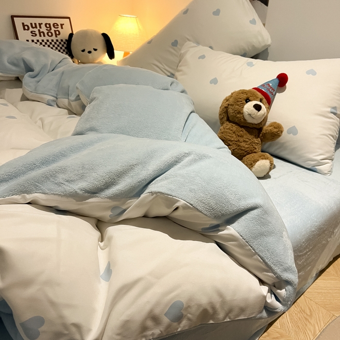 91家纺网 家纺一手货源 找家纺 悦织湾家纺 2025新款水洗棉牛奶绒单面绒单被套四件套双面两用春秋冬都可用学生宿舍四件套 单面绒爱心奶白浅兰