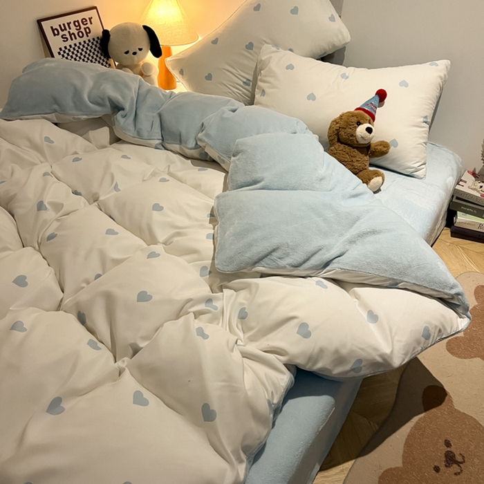 91家纺网 家纺一手货源 找家纺 悦织湾家纺 2025新款水洗棉牛奶绒单面绒单被套四件套双面两用春秋冬都可用学生宿舍四件套 单面绒爱心奶白浅兰