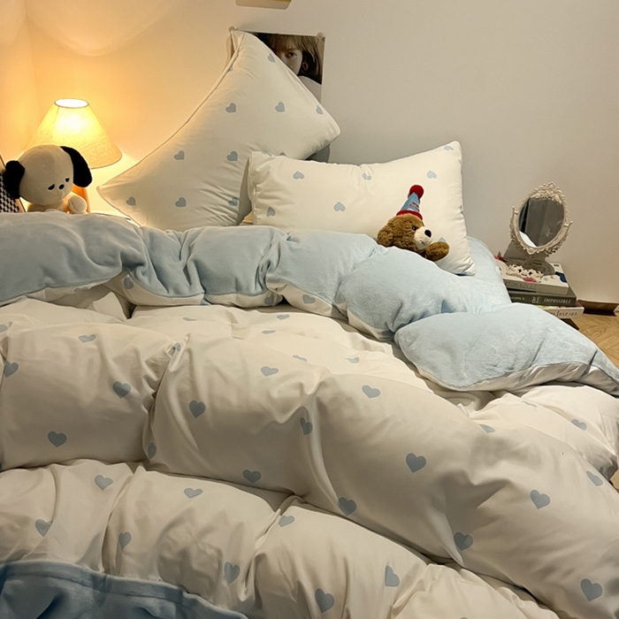 91家纺网 家纺一手货源 找家纺 悦织湾家纺 2025新款水洗棉牛奶绒单面绒单被套四件套双面两用春秋冬都可用学生宿舍四件套 单面绒爱心奶白浅兰
