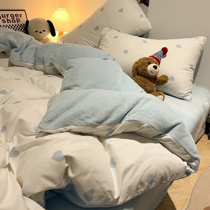 91家纺网 家纺一手货源 找家纺 悦织湾家纺 2025新款水洗棉牛奶绒单面绒单被套四件套双面两用春秋冬都可用学生宿舍四件套 单面绒爱心奶白浅兰