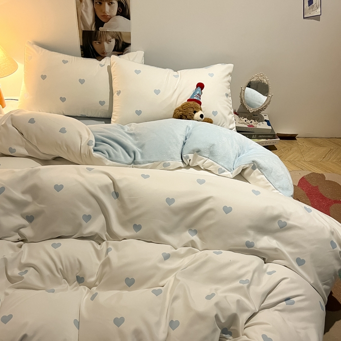 91家纺网 家纺一手货源 找家纺 悦织湾家纺 2025新款水洗棉牛奶绒单面绒单被套四件套双面两用春秋冬都可用学生宿舍四件套 单面绒爱心奶白浅兰