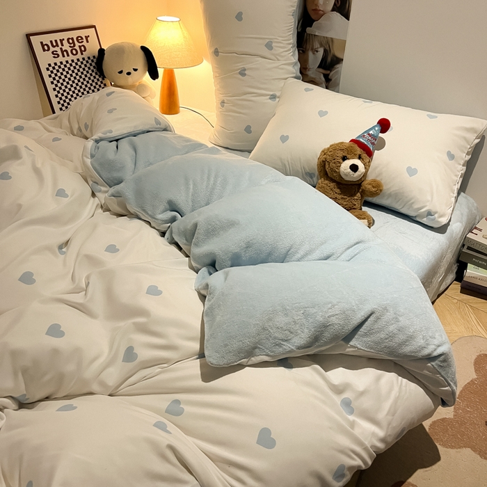 91家纺网 家纺一手货源 找家纺 悦织湾家纺 2025新款水洗棉牛奶绒单面绒单被套四件套双面两用春秋冬都可用学生宿舍四件套 单面绒爱心奶白浅兰