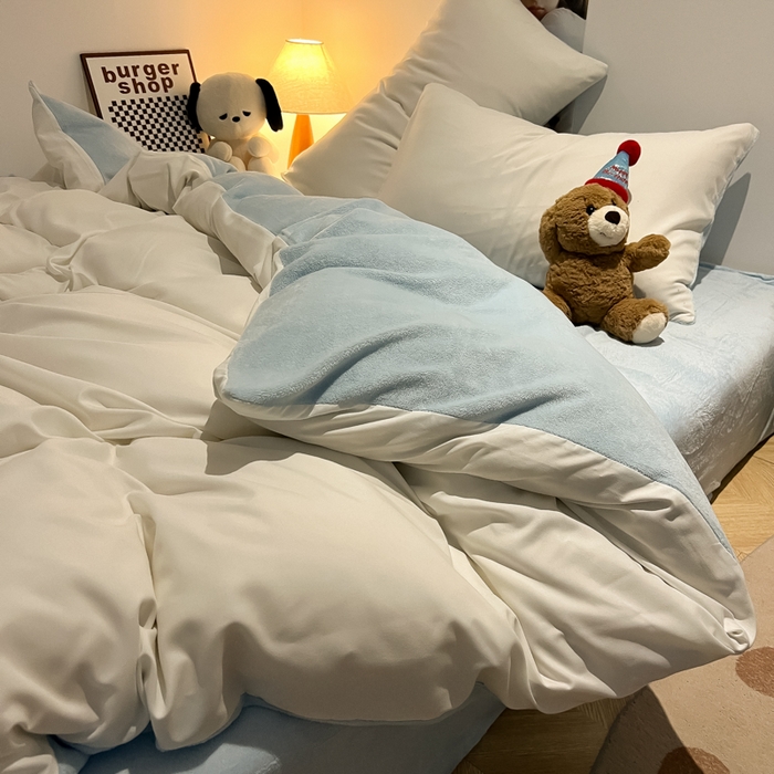 91家纺网 家纺一手货源 找家纺 悦织湾家纺 2025新款水洗棉牛奶绒单面绒单被套四件套双面两用春秋冬都可用学生宿舍四件套 单面绒白色浅兰