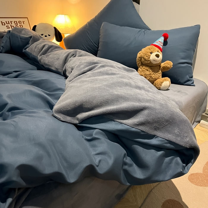 91家纺网 家纺一手货源 找家纺 悦织湾家纺 2025新款水洗棉牛奶绒单面绒单被套四件套双面两用春秋冬都可用学生宿舍四件套 单面绒宝兰浅灰