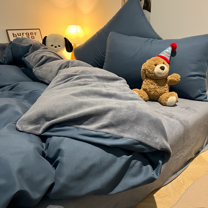 91家纺网 家纺一手货源 找家纺 悦织湾家纺 2025新款水洗棉牛奶绒单面绒单被套四件套双面两用春秋冬都可用学生宿舍四件套 单面绒宝兰浅灰