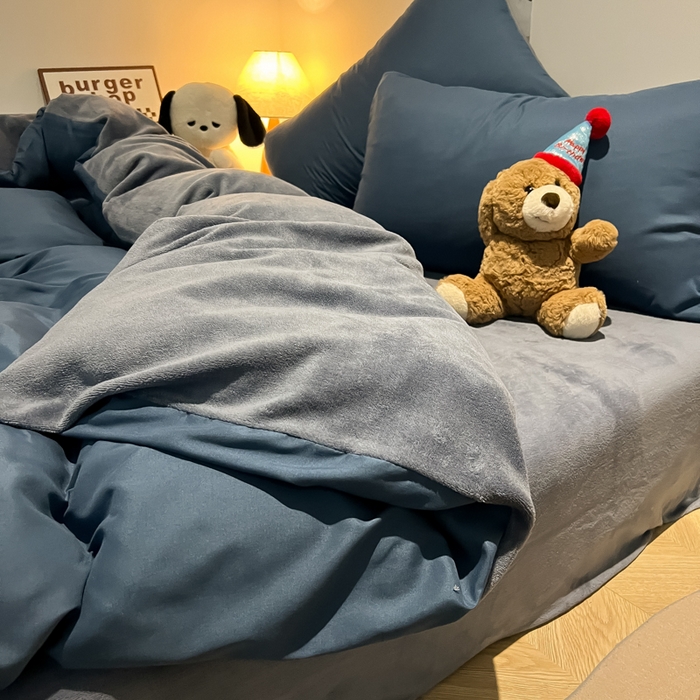 91家纺网 家纺一手货源 找家纺 悦织湾家纺 2025新款水洗棉牛奶绒单面绒单被套四件套双面两用春秋冬都可用学生宿舍四件套 单面绒宝兰浅灰