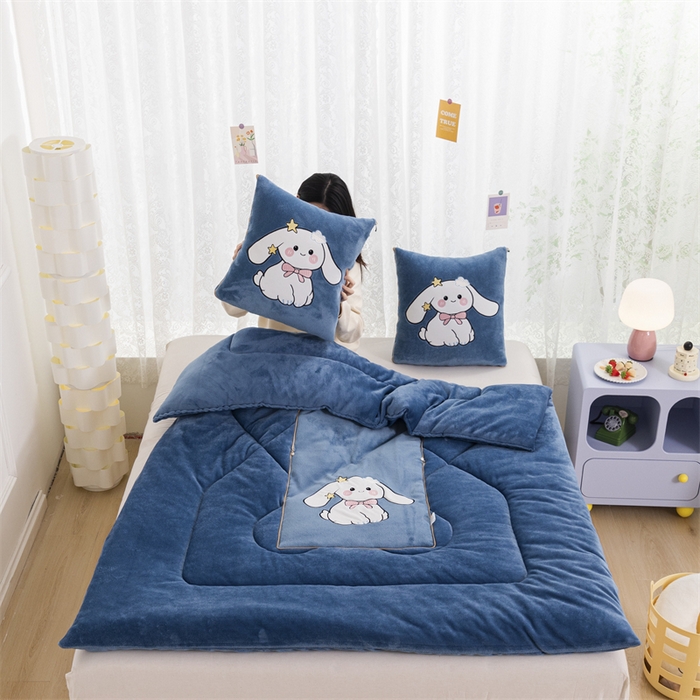 91家纺网 家纺一手货源 找家纺 （总）哩哩熊 2025新款抱枕被子两用加厚二合一汽车载枕头办公室午睡毯子冬天靠枕-长耳兔系列