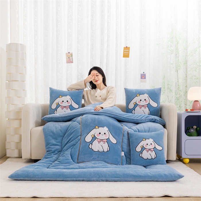 91家纺网 家纺一手货源 找家纺 哩哩熊 2025新款抱枕被子两用加厚二合一汽车载枕头办公室午睡毯子冬天靠枕-长耳兔系列 长耳兔-浅蓝