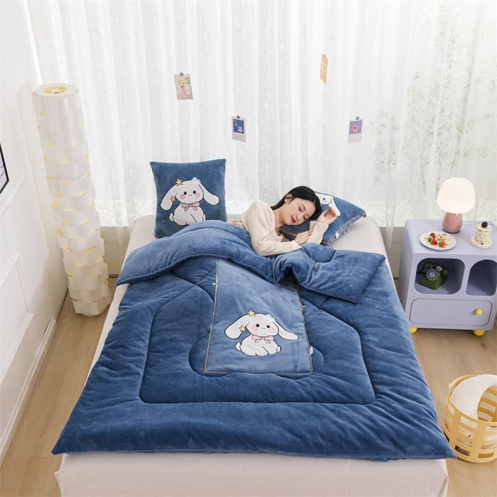 91家纺网 家纺一手货源 找家纺 哩哩熊 2025新款抱枕被子两用加厚二合一汽车载枕头办公室午睡毯子冬天靠枕-长耳兔系列 长耳兔-宝石蓝