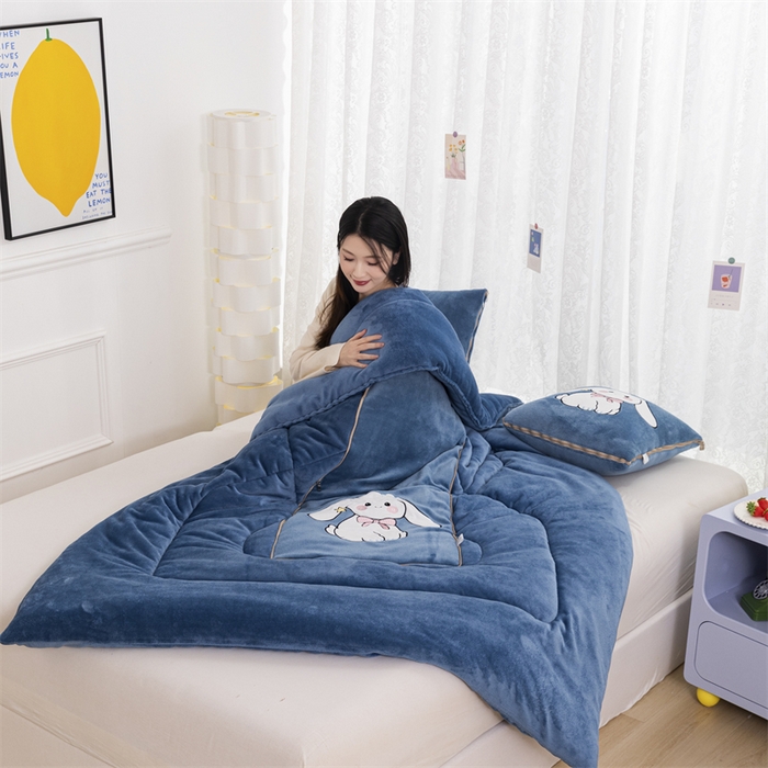 91家纺网 家纺一手货源 找家纺 哩哩熊 2025新款抱枕被子两用加厚二合一汽车载枕头办公室午睡毯子冬天靠枕-长耳兔系列 长耳兔-宝石蓝