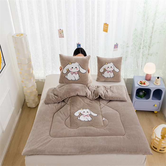 91家纺网 家纺一手货源 找家纺 哩哩熊 2025新款抱枕被子两用加厚二合一汽车载枕头办公室午睡毯子冬天靠枕-长耳兔系列 长耳兔-奶茶咖