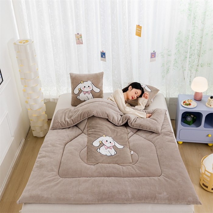 91家纺网 家纺一手货源 找家纺 哩哩熊 2025新款抱枕被子两用加厚二合一汽车载枕头办公室午睡毯子冬天靠枕-长耳兔系列 长耳兔-奶茶咖