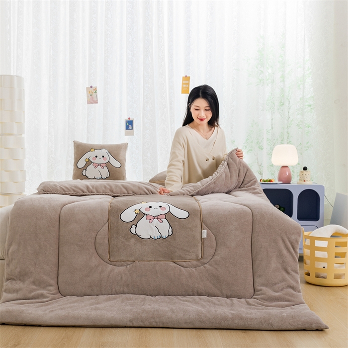 91家纺网 家纺一手货源 找家纺 哩哩熊 2025新款抱枕被子两用加厚二合一汽车载枕头办公室午睡毯子冬天靠枕-长耳兔系列 长耳兔-奶茶咖