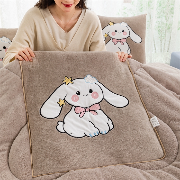 91家纺网 家纺一手货源 找家纺 哩哩熊 2025新款抱枕被子两用加厚二合一汽车载枕头办公室午睡毯子冬天靠枕-长耳兔系列 长耳兔-奶茶咖