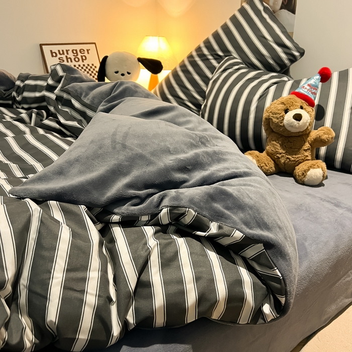 91家纺网 家纺一手货源 找家纺 悦织湾家纺 2025新款水洗棉牛奶绒单面绒单被套四件套双面两用春秋冬都可用学生宿舍四件套 单面绒黑白格调