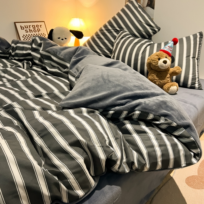 91家纺网 家纺一手货源 找家纺 悦织湾家纺 2025新款水洗棉牛奶绒单面绒单被套四件套双面两用春秋冬都可用学生宿舍四件套 单面绒黑白格调