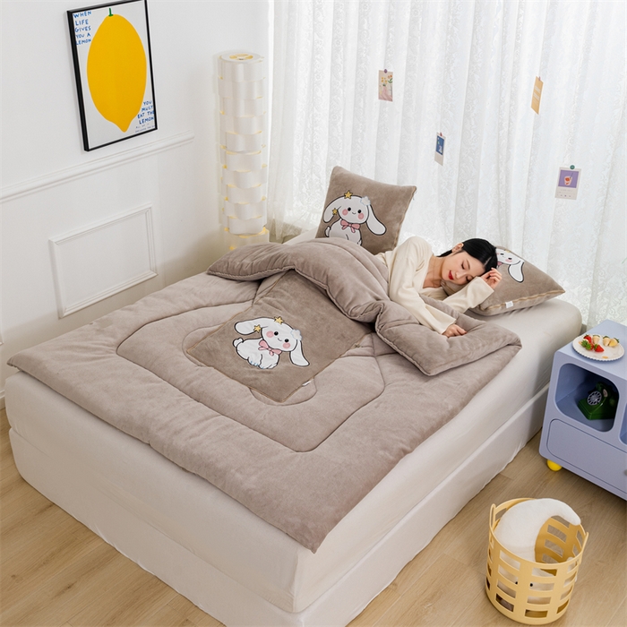 91家纺网 家纺一手货源 找家纺 哩哩熊 2025新款抱枕被子两用加厚二合一汽车载枕头办公室午睡毯子冬天靠枕-长耳兔系列 长耳兔-奶茶咖