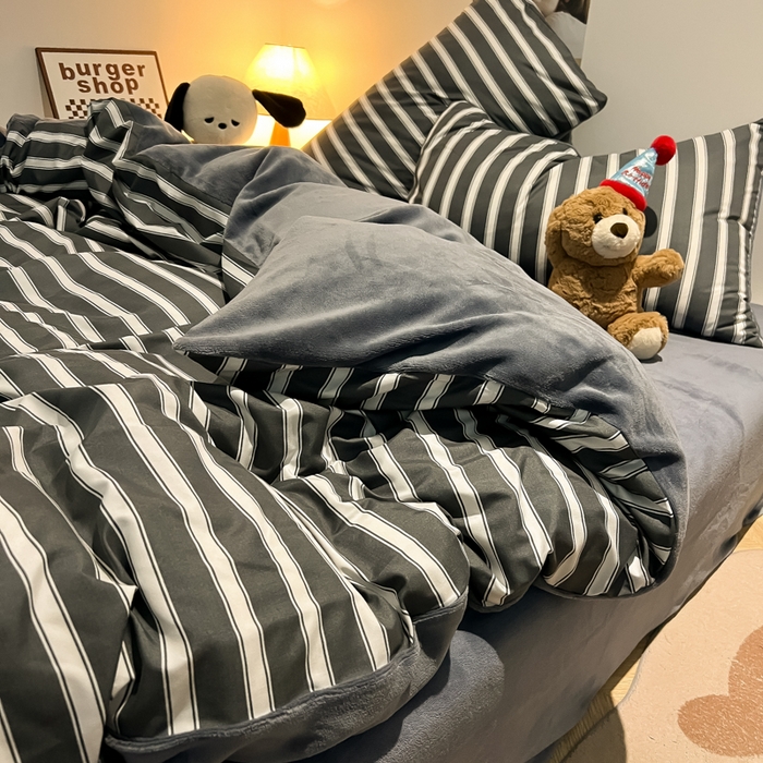 91家纺网 家纺一手货源 找家纺 悦织湾家纺 2025新款水洗棉牛奶绒单面绒单被套四件套双面两用春秋冬都可用学生宿舍四件套 单面绒黑白格调