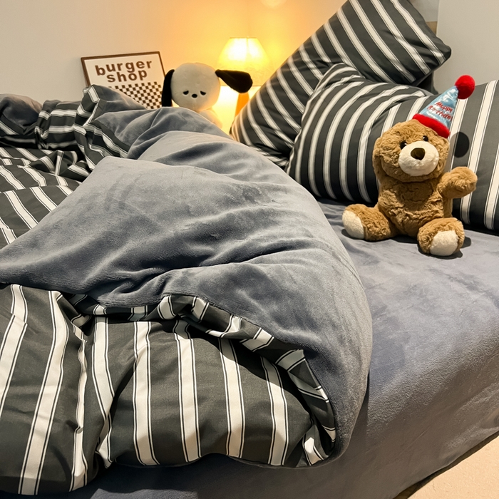 91家纺网 家纺一手货源 找家纺 悦织湾家纺 2025新款水洗棉牛奶绒单面绒单被套四件套双面两用春秋冬都可用学生宿舍四件套 单面绒黑白格调