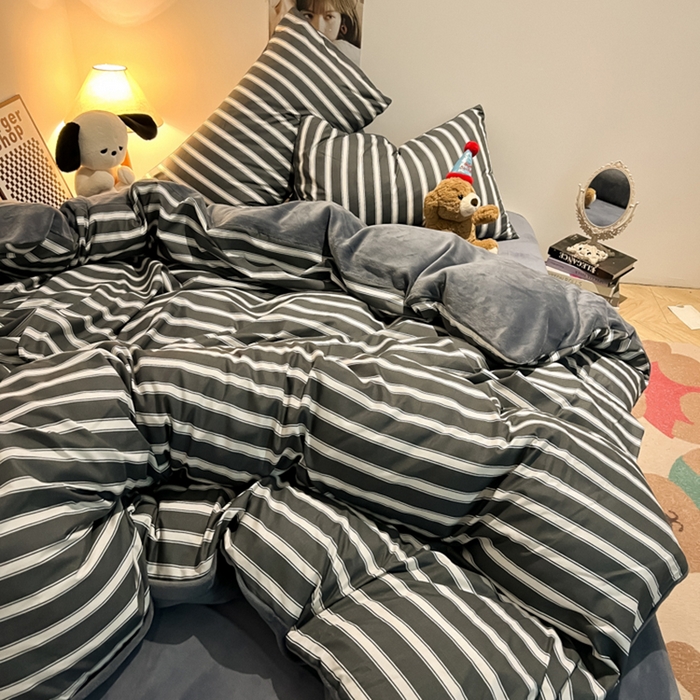 91家纺网 家纺一手货源 找家纺 悦织湾家纺 2025新款水洗棉牛奶绒单面绒单被套四件套双面两用春秋冬都可用学生宿舍四件套 单面绒黑白格调