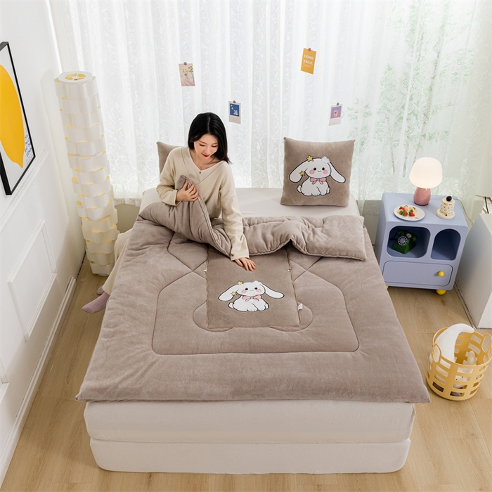 91家纺网 家纺一手货源 找家纺 哩哩熊 2025新款抱枕被子两用加厚二合一汽车载枕头办公室午睡毯子冬天靠枕-长耳兔系列 长耳兔-奶茶咖