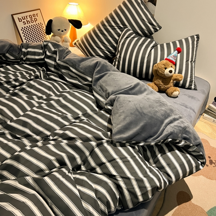 91家纺网 家纺一手货源 找家纺 悦织湾家纺 2025新款水洗棉牛奶绒单面绒单被套四件套双面两用春秋冬都可用学生宿舍四件套 单面绒黑白格调