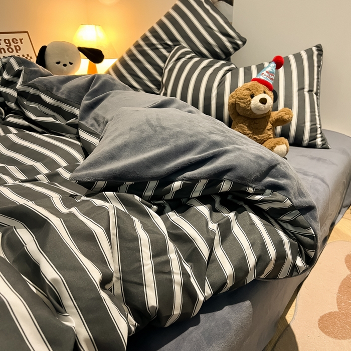 91家纺网 家纺一手货源 找家纺 悦织湾家纺 2025新款水洗棉牛奶绒单面绒单被套四件套双面两用春秋冬都可用学生宿舍四件套 单面绒黑白格调