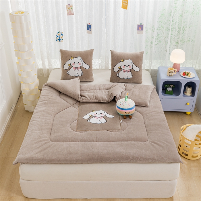 91家纺网 家纺一手货源 找家纺 哩哩熊 2025新款抱枕被子两用加厚二合一汽车载枕头办公室午睡毯子冬天靠枕-长耳兔系列 长耳兔-奶茶咖