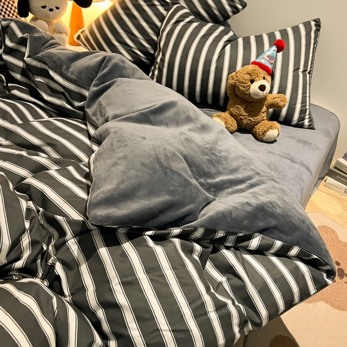 91家纺网 家纺一手货源 找家纺 悦织湾家纺 2025新款水洗棉牛奶绒单面绒单被套四件套双面两用春秋冬都可用学生宿舍四件套 单面绒黑白格调