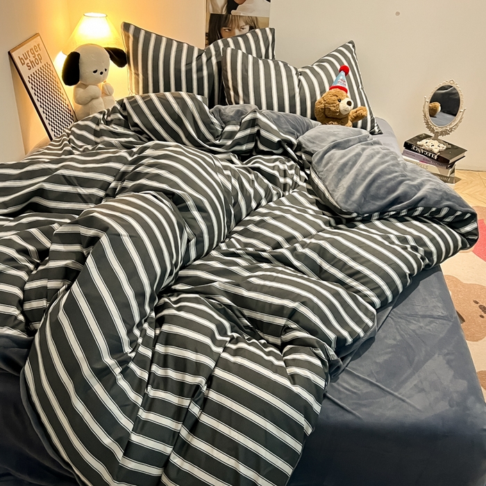 91家纺网 家纺一手货源 找家纺 悦织湾家纺 2025新款水洗棉牛奶绒单面绒单被套四件套双面两用春秋冬都可用学生宿舍四件套 单面绒黑白格调
