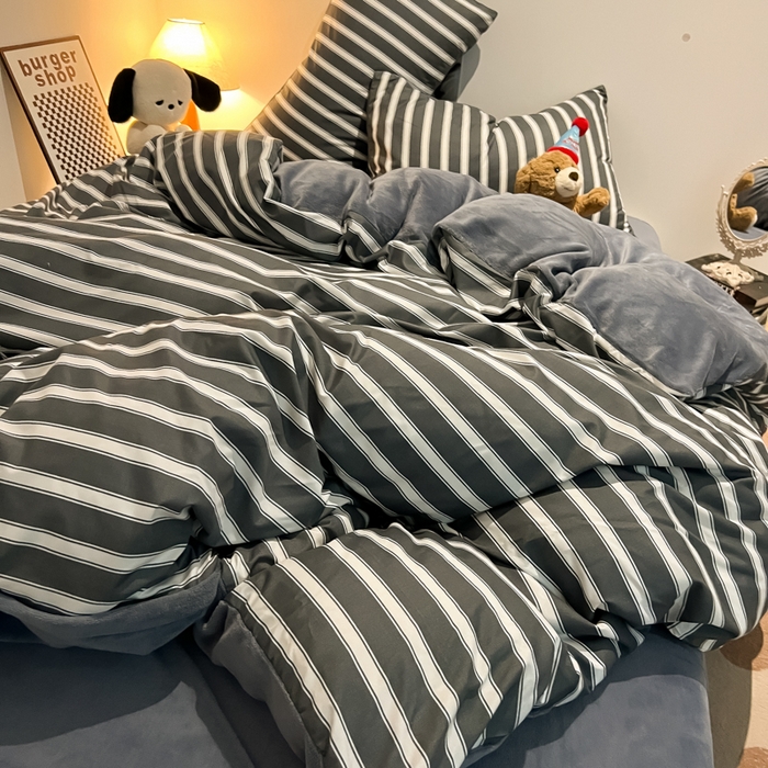 91家纺网 家纺一手货源 找家纺 悦织湾家纺 2025新款水洗棉牛奶绒单面绒单被套四件套双面两用春秋冬都可用学生宿舍四件套 单面绒黑白格调