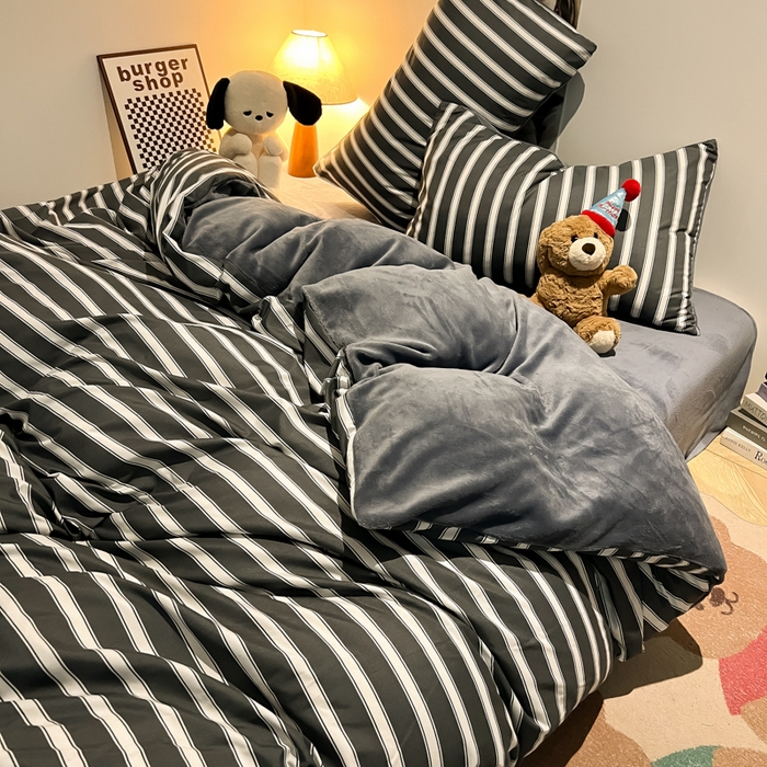 91家纺网 家纺一手货源 找家纺 悦织湾家纺 2025新款水洗棉牛奶绒单面绒单被套四件套双面两用春秋冬都可用学生宿舍四件套 单面绒黑白格调