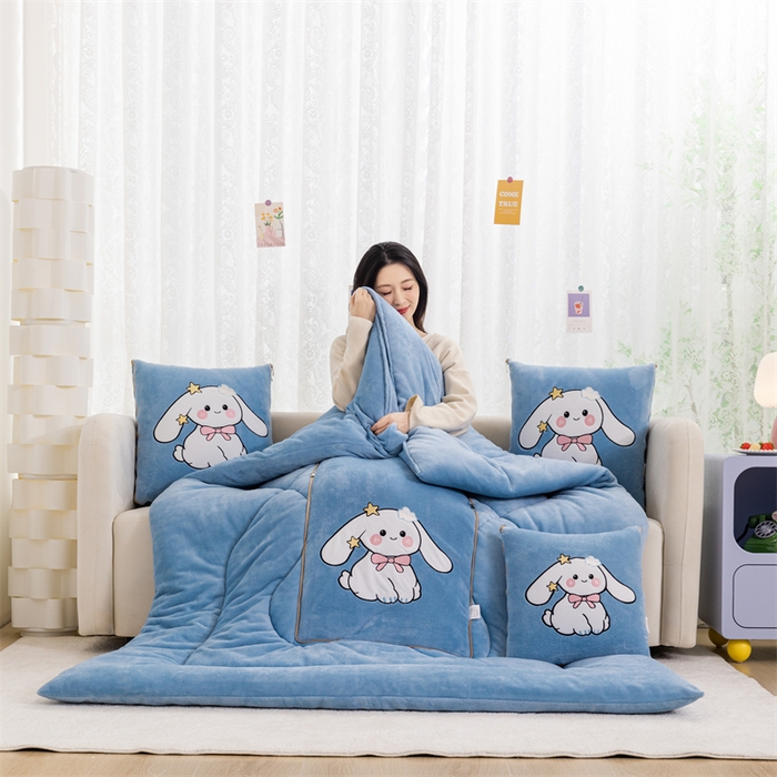 91家纺网 家纺一手货源 找家纺 哩哩熊 2025新款抱枕被子两用加厚二合一汽车载枕头办公室午睡毯子冬天靠枕-长耳兔系列 长耳兔-浅蓝