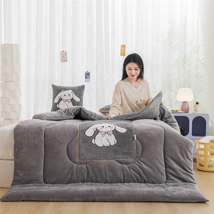 91家纺网 家纺一手货源 找家纺 哩哩熊 2025新款抱枕被子两用加厚二合一汽车载枕头办公室午睡毯子冬天靠枕-长耳兔系列 长耳兔-烟灰