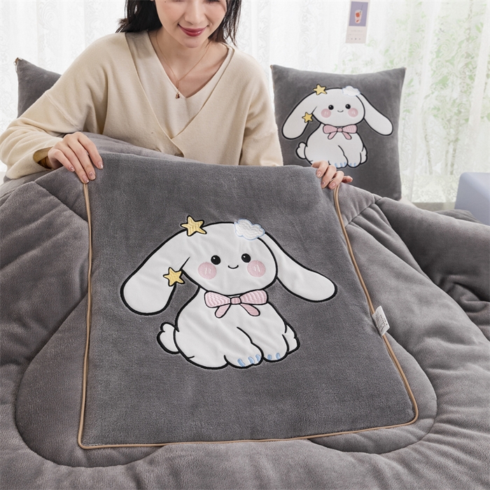 91家纺网 家纺一手货源 找家纺 哩哩熊 2025新款抱枕被子两用加厚二合一汽车载枕头办公室午睡毯子冬天靠枕-长耳兔系列 长耳兔-烟灰