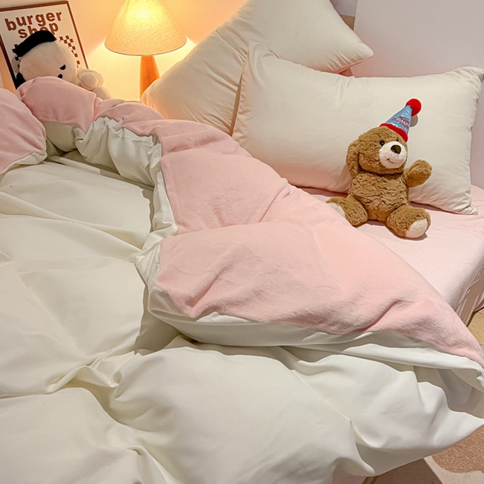 91家纺网 家纺一手货源 找家纺 悦织湾家纺 2025新款水洗棉牛奶绒单面绒单被套四件套双面两用春秋冬都可用学生宿舍四件套 单面绒奶白浅粉