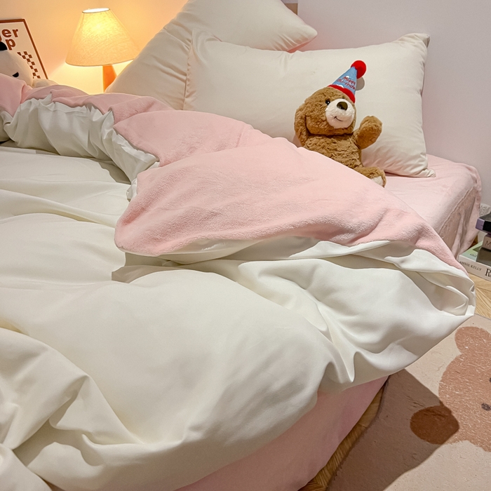91家纺网 家纺一手货源 找家纺 悦织湾家纺 2025新款水洗棉牛奶绒单面绒单被套四件套双面两用春秋冬都可用学生宿舍四件套 单面绒奶白浅粉
