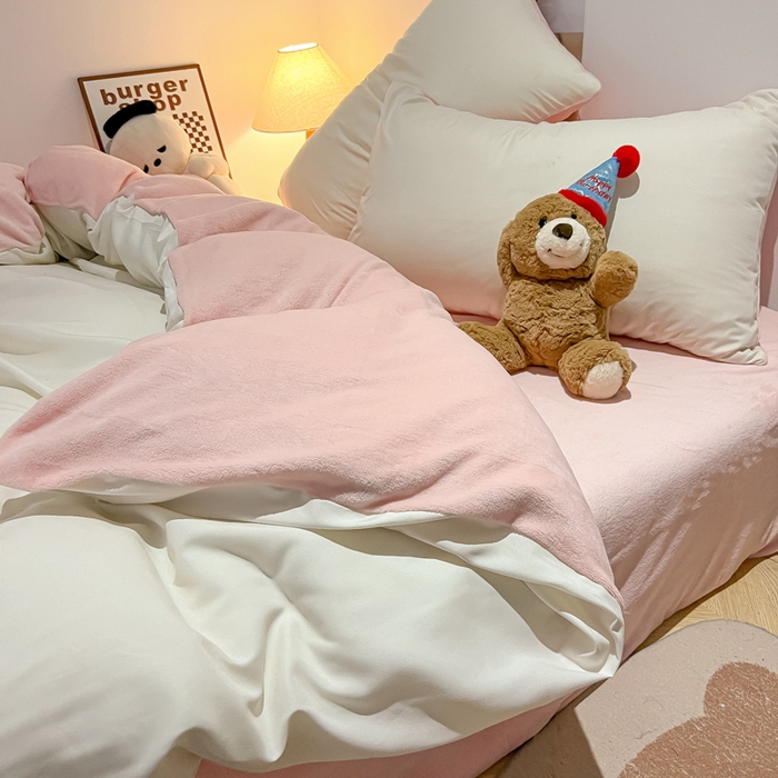 91家纺网 家纺一手货源 找家纺 悦织湾家纺 2025新款水洗棉牛奶绒单面绒单被套四件套双面两用春秋冬都可用学生宿舍四件套 单面绒奶白浅粉