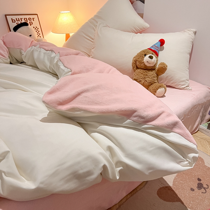 91家纺网 家纺一手货源 找家纺 悦织湾家纺 2025新款水洗棉牛奶绒单面绒单被套四件套双面两用春秋冬都可用学生宿舍四件套 单面绒奶白浅粉