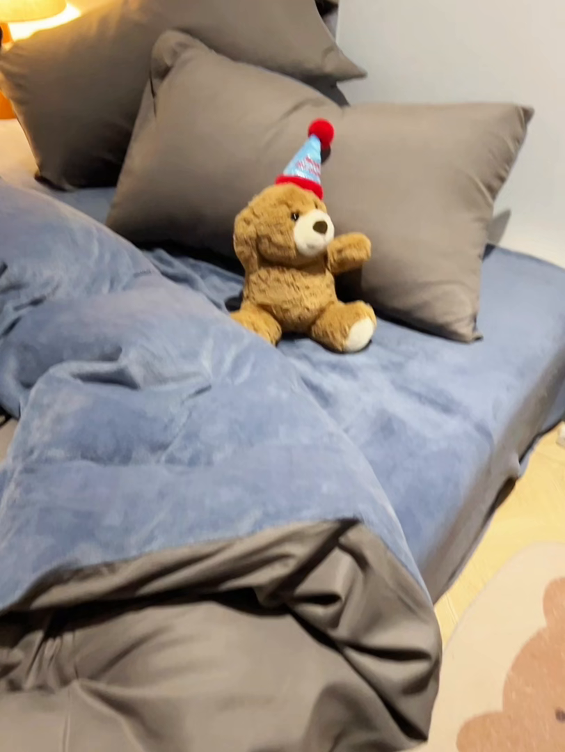 91家纺网 家纺一手货源 找家纺 悦织湾家纺 2025新款水洗棉牛奶绒单面绒单被套四件套双面两用春秋冬都可用学生宿舍四件套 单面绒浅灰