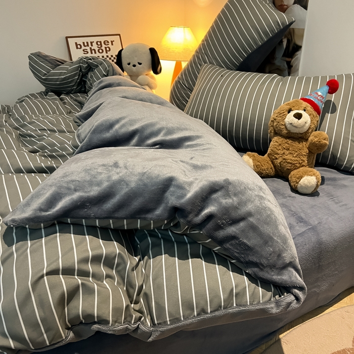 91家纺网 家纺一手货源 找家纺 悦织湾家纺 2025新款水洗棉牛奶绒单面绒单被套四件套双面两用春秋冬都可用学生宿舍四件套 单面绒浅灰细条