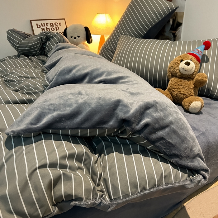 91家纺网 家纺一手货源 找家纺 悦织湾家纺 2025新款水洗棉牛奶绒单面绒单被套四件套双面两用春秋冬都可用学生宿舍四件套 单面绒浅灰细条