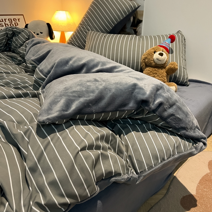 91家纺网 家纺一手货源 找家纺 悦织湾家纺 2025新款水洗棉牛奶绒单面绒单被套四件套双面两用春秋冬都可用学生宿舍四件套 单面绒浅灰细条